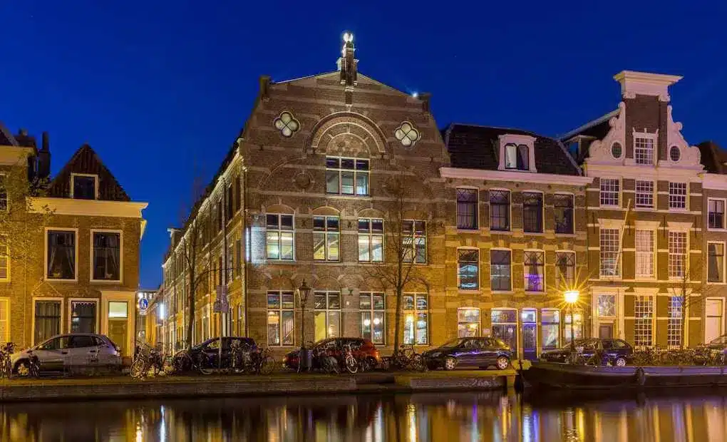 Scheltema Leiden seen from the canal at night